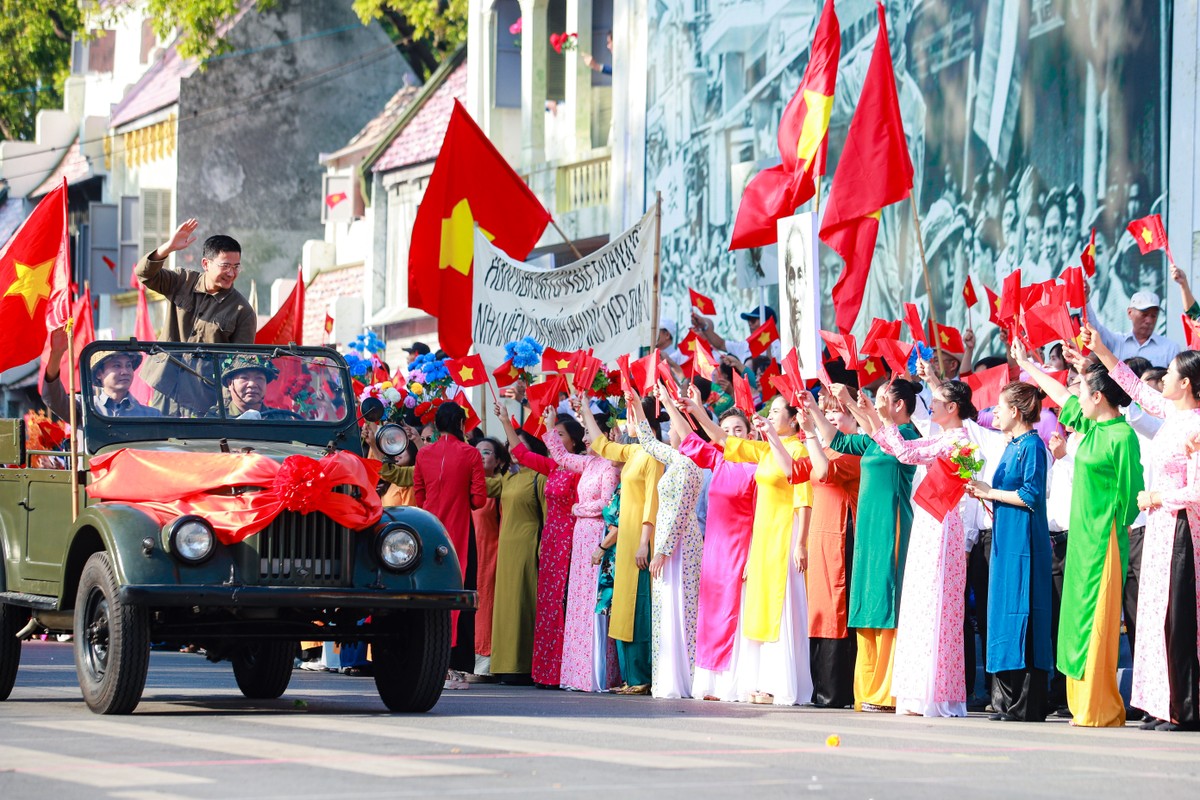 Phố đi bộ Hồ Gươm đón chào những khoảnh khắc lịch sử ngày 10/10/1954 