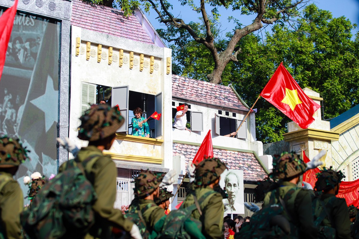 Phố đi bộ Hồ Gươm đón chào những khoảnh khắc lịch sử ngày 10/10/1954 