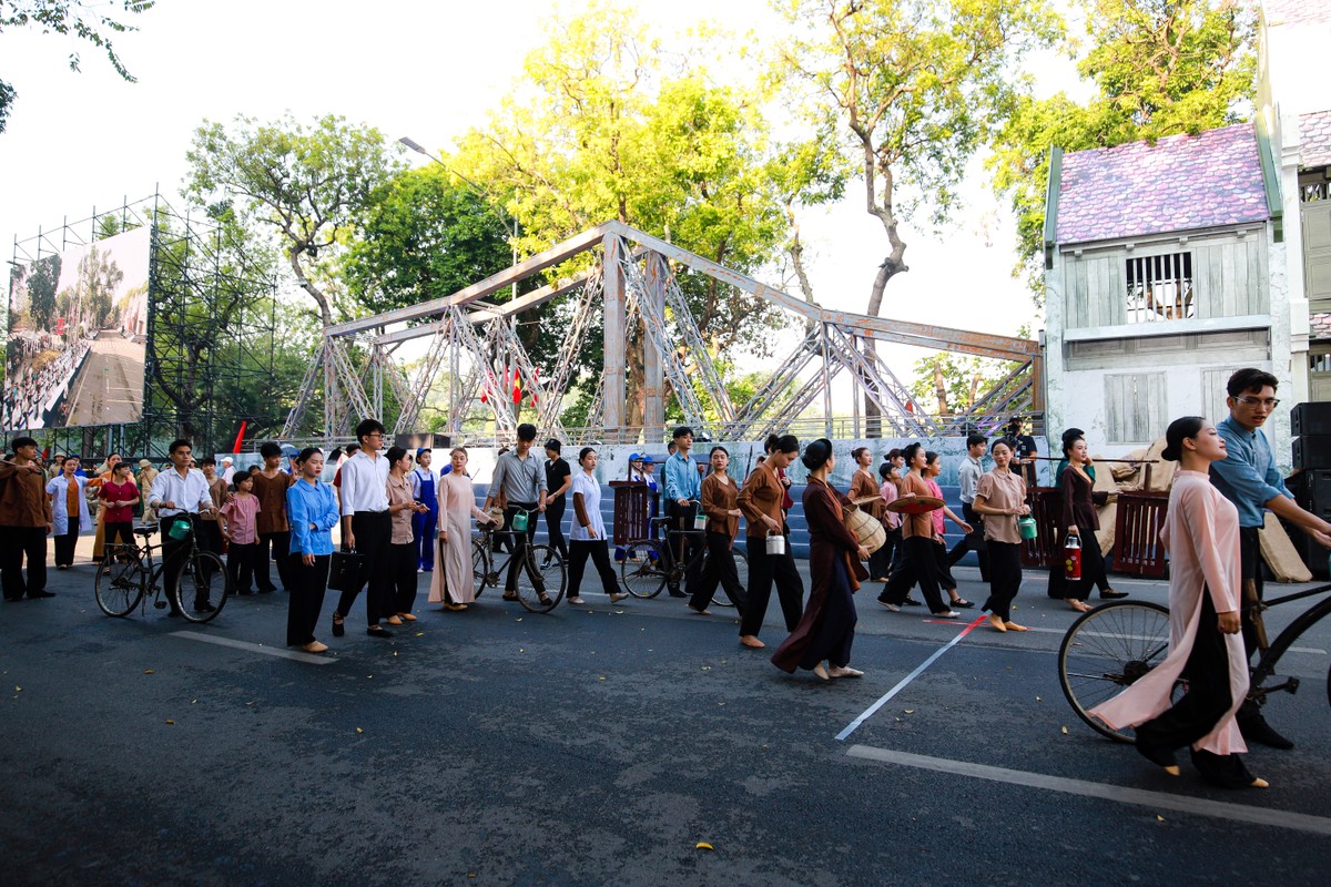 Phố đi bộ Hồ Gươm đón chào những khoảnh khắc lịch sử ngày 10/10/1954 