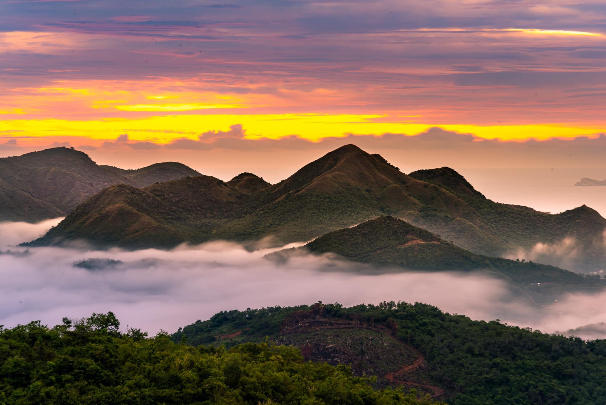 Địa điểm săn mây ở phố biển Nha Trang Hòn Én