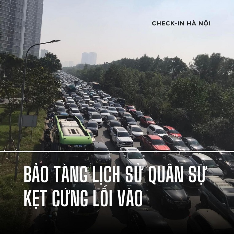 Bảo tàng Lịch sử Quân sự kẹt cứng lối vào vì quá đông khách tham quan