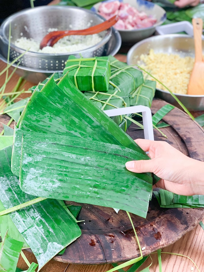 bánh chưng gói lá chuối luộc nồi áp suất