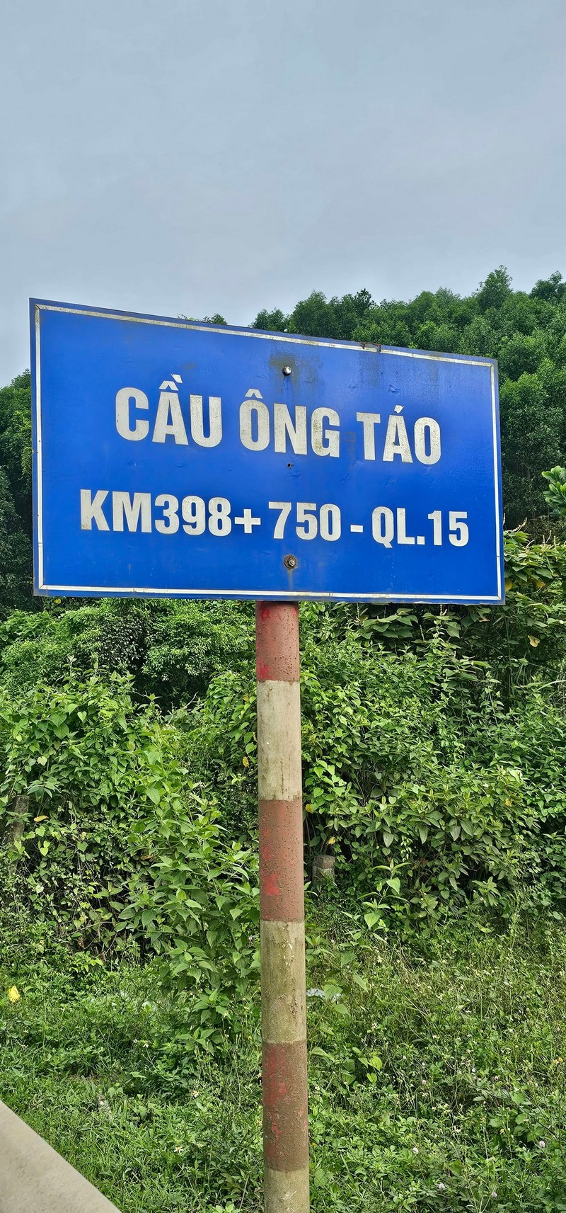 biển tên cầu độc lạ