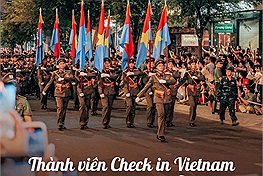 Sôi nổi không khí đi xem hợp luyện diễu binh, diễu hành kỷ niệm Đại lễ 30/4 ở TP HCM qua ống kính thành viên Check in Vietnam