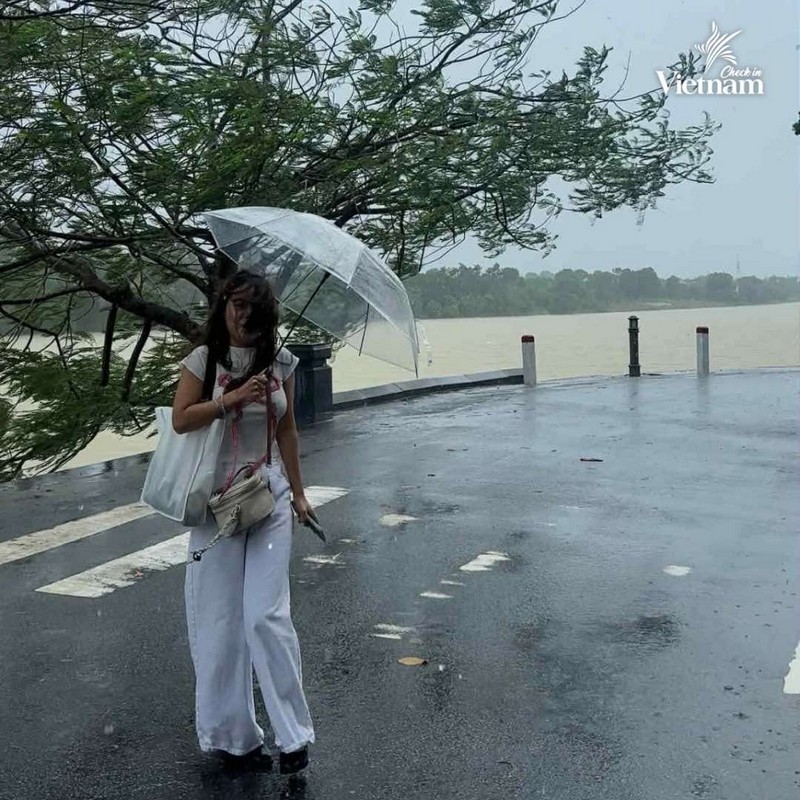 Du lịch miền Trung chống chọi mưa lũ do bão số 1