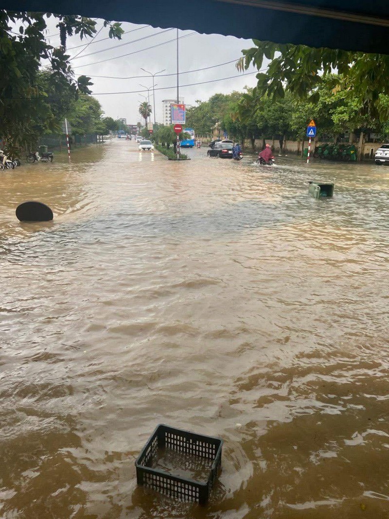 Du lịch miền Trung chống chọi mưa lũ do bão số 1