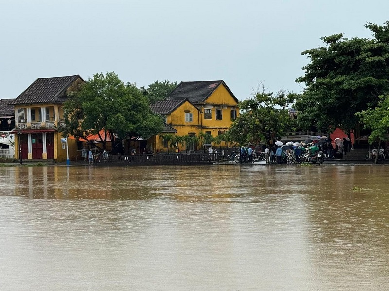 Du lịch miền Trung chống chọi mưa lũ do bão số 1