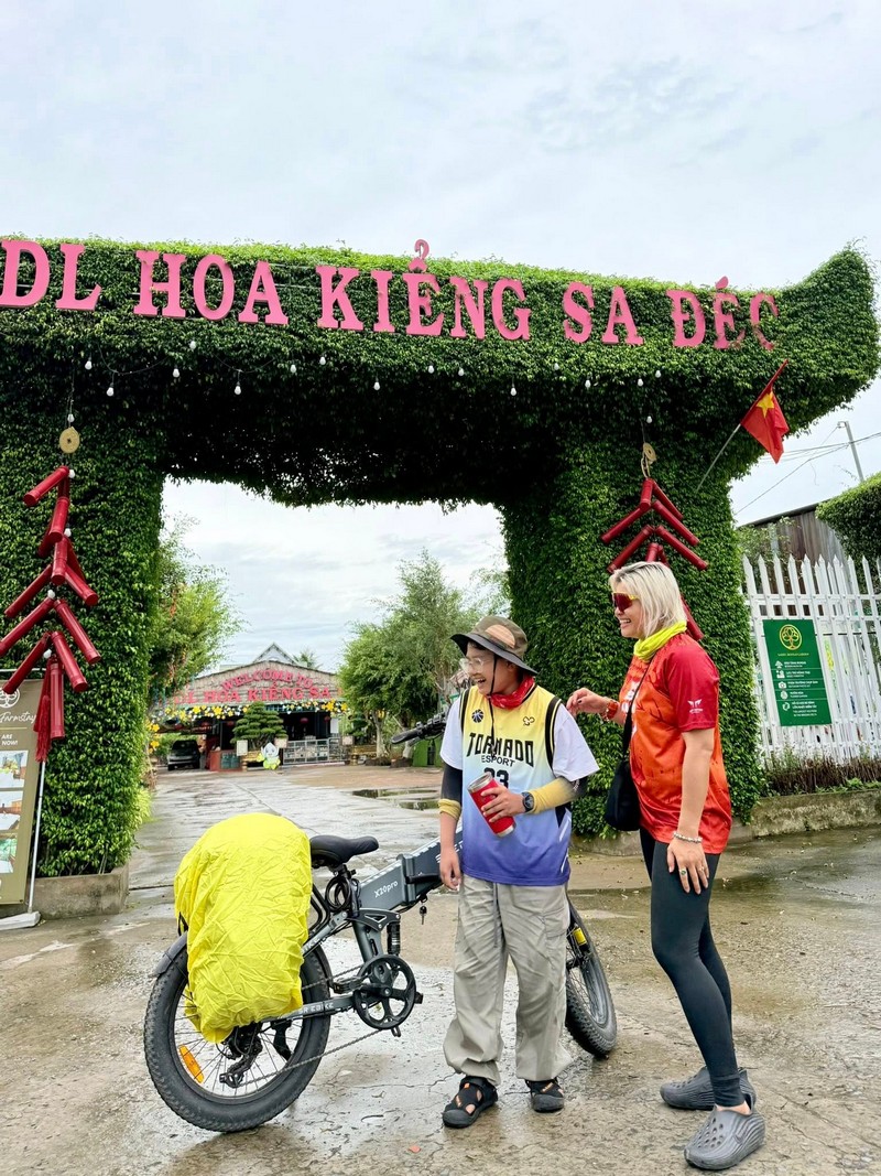 Phượt thủ nhí 12 tuổi cùng mẹ đạp xe xuyên Việt