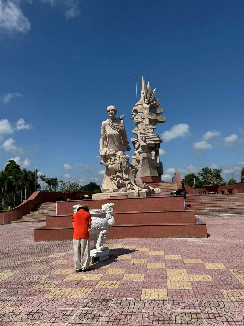 Phượt thủ nhí 12 tuổi cùng mẹ đạp xe xuyên Việt