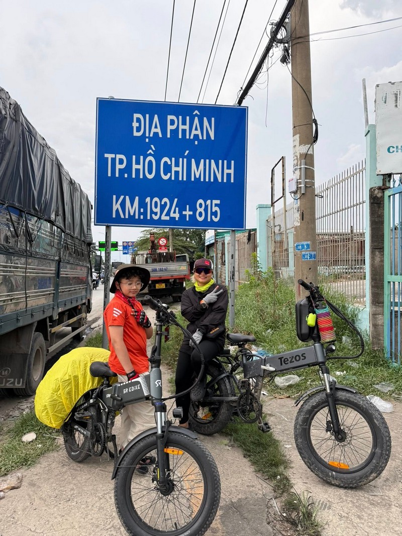 Phượt thủ nhí 12 tuổi cùng mẹ đạp xe xuyên Việt