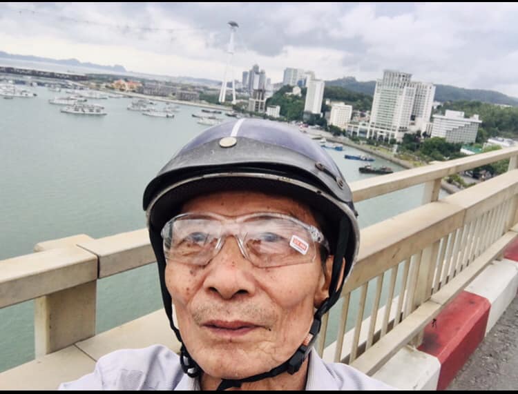 cụ ông 70 tuổi thường xuyên đi phượt bằng xe máy