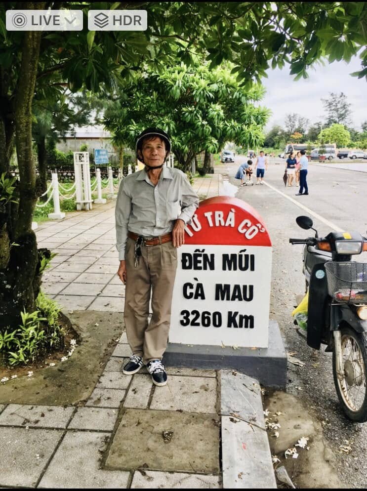 cụ ông 70 tuổi thường xuyên đi phượt bằng xe máy