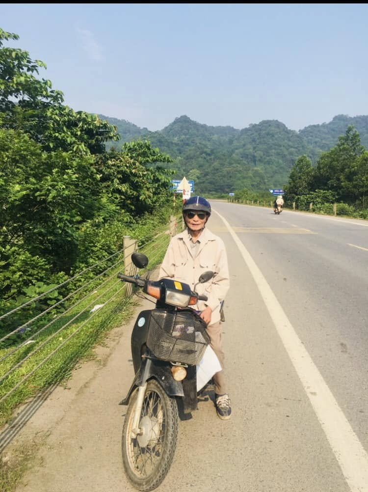cụ ông 70 tuổi thường xuyên đi phượt bằng xe máy