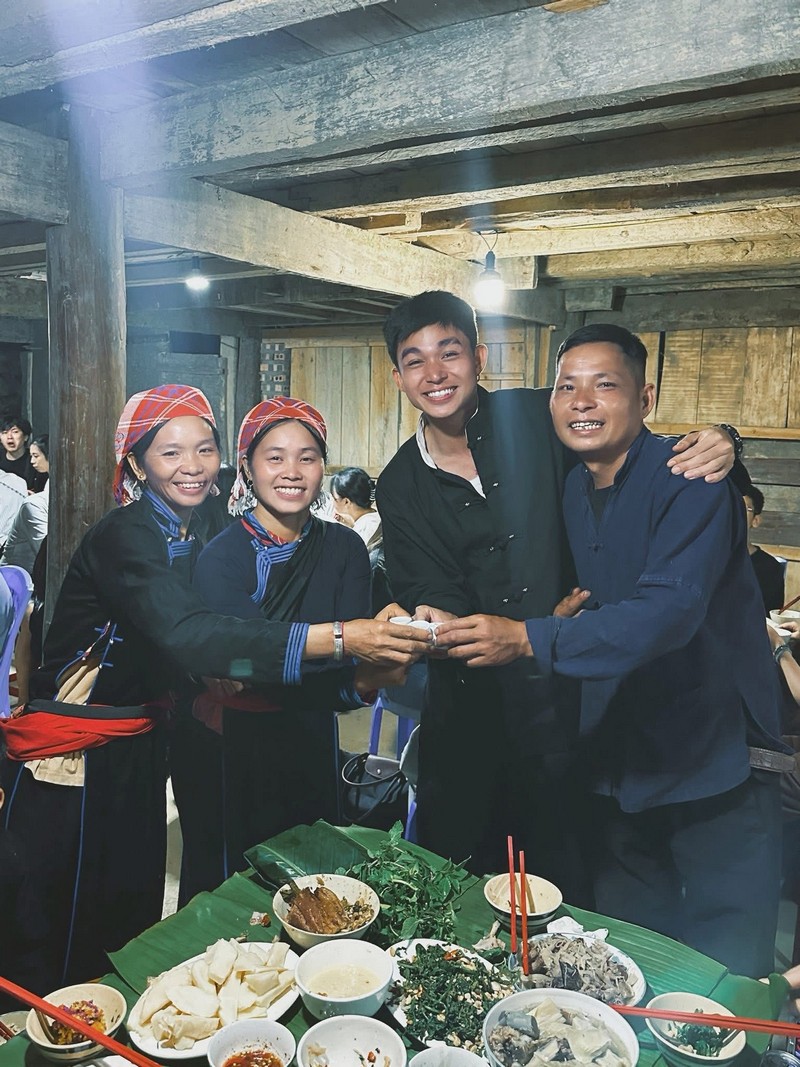 Jun Phạm trồng mầm cây đầu tiên ở Bản Liền