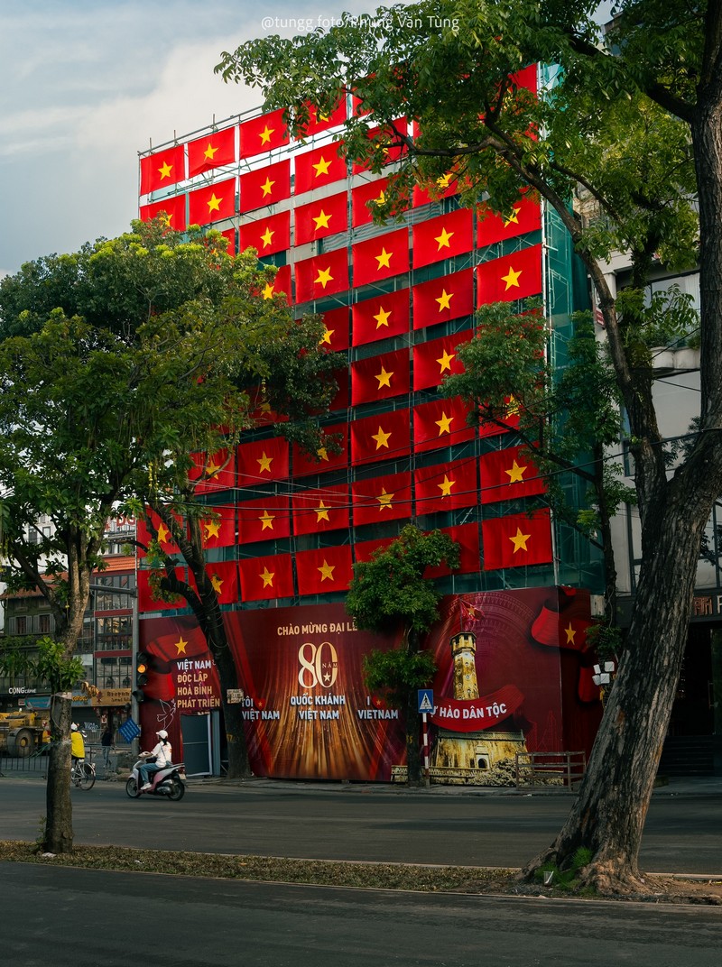 Cộng đồng Check in Vietnam hoà cùng màu cờ Tổ quốc