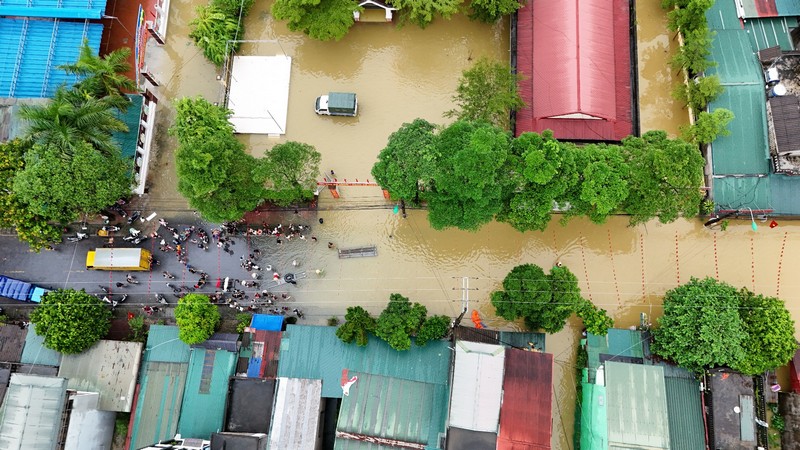 Cộng đồng du lịch lăn lộn trong mùa lũ lụt