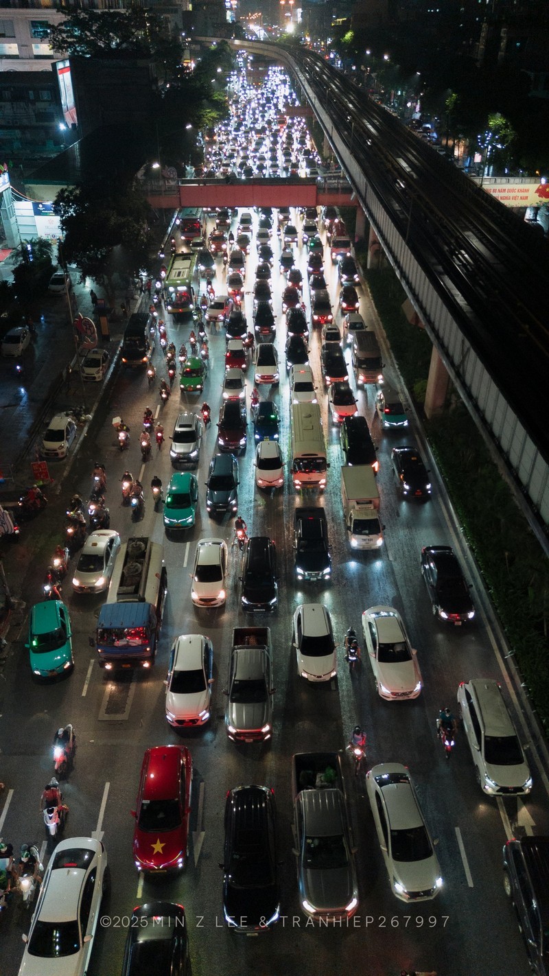 Cộng đồng du lịch lăn lộn trong mùa lũ lụt