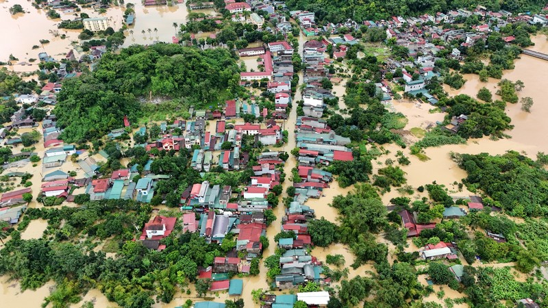 Cộng đồng du lịch lăn lộn trong mùa lũ lụt