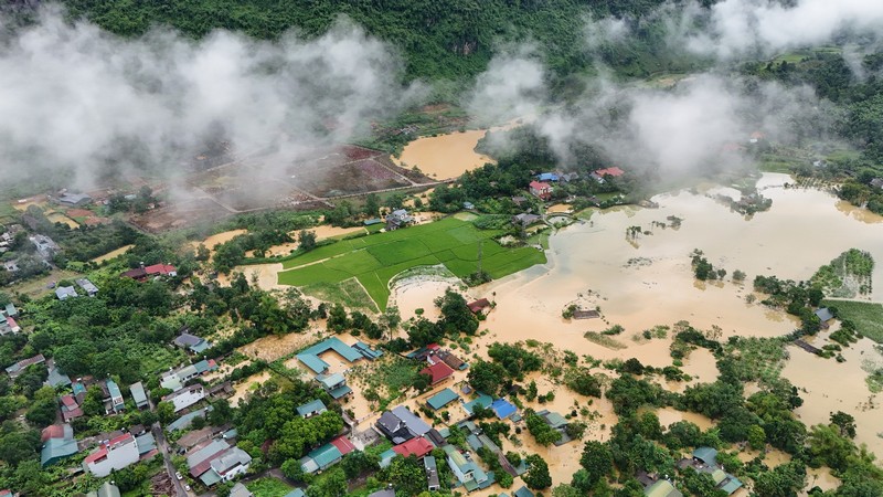 Cộng đồng du lịch lăn lộn trong mùa lũ lụt