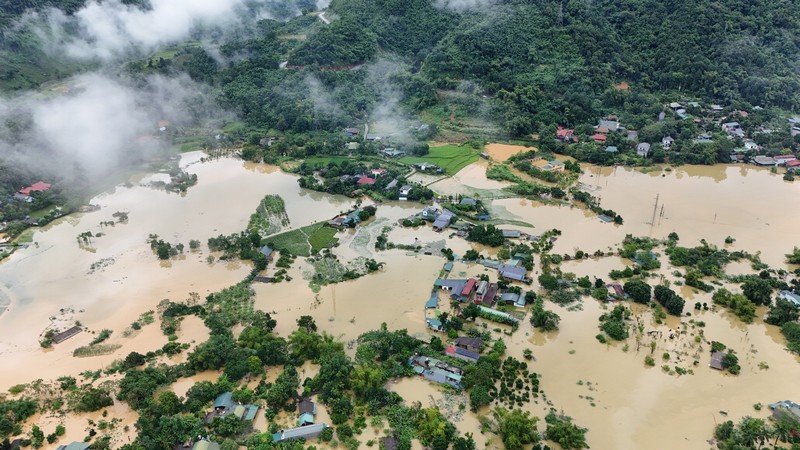 Cộng đồng du lịch lăn lộn trong mùa lũ lụt