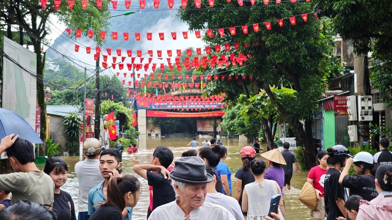 Cộng đồng du lịch lăn lộn trong mùa lũ lụt