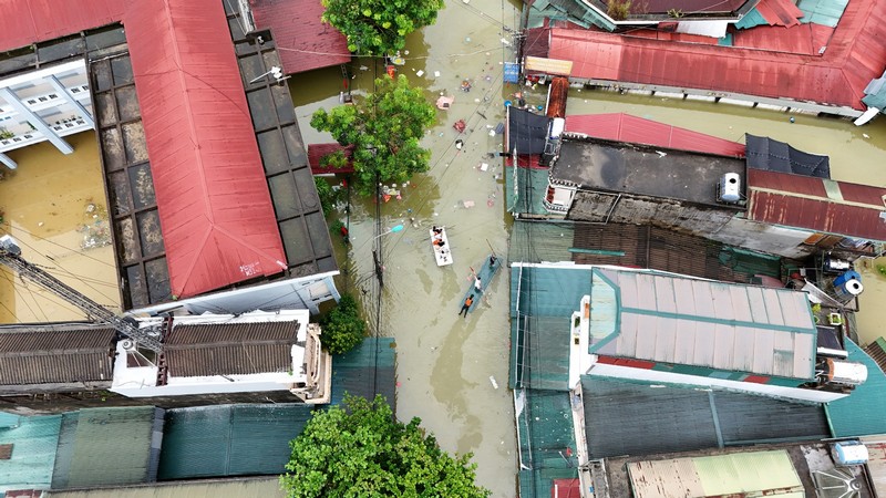 Cộng đồng du lịch lăn lộn trong mùa lũ lụt