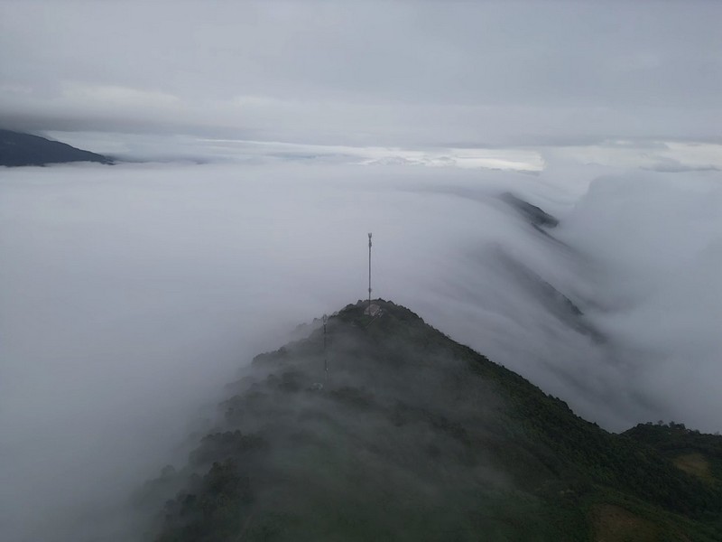 Tà Xùa xuất hiện thác mây