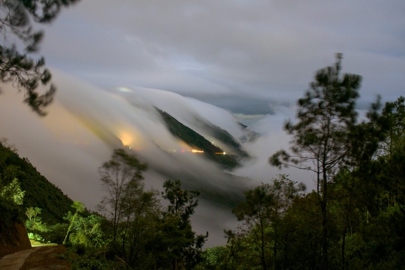 Tà Xùa xuất hiện thác mây