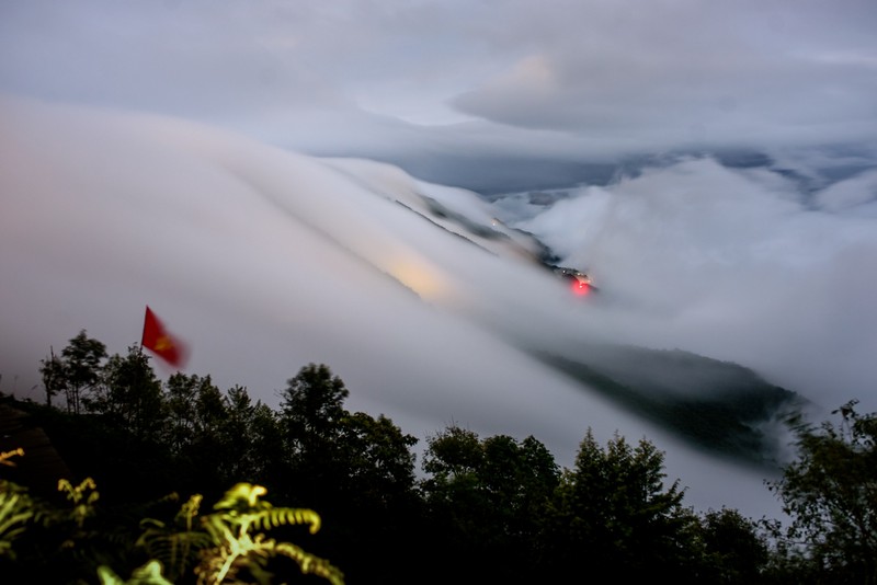 Tà Xùa xuất hiện thác mây