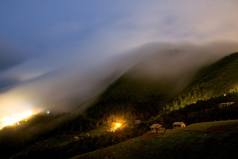 Tà Xùa xuất hiện thác mây