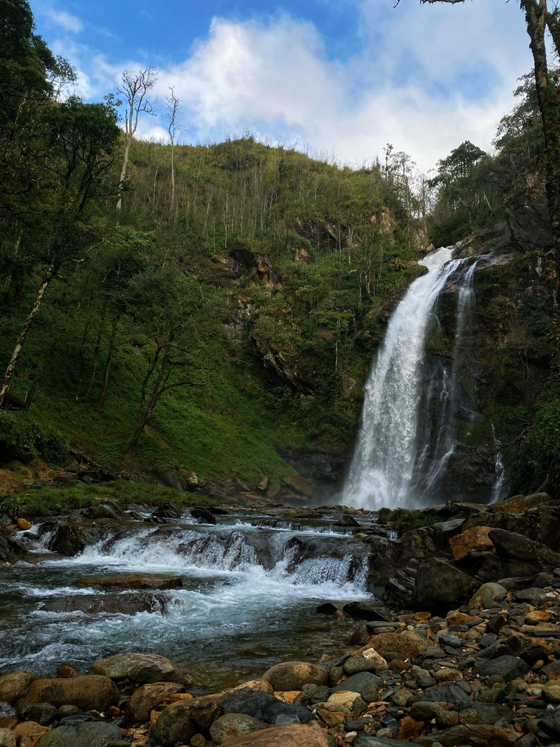 Phượt thủ khám phá thác Không Tên