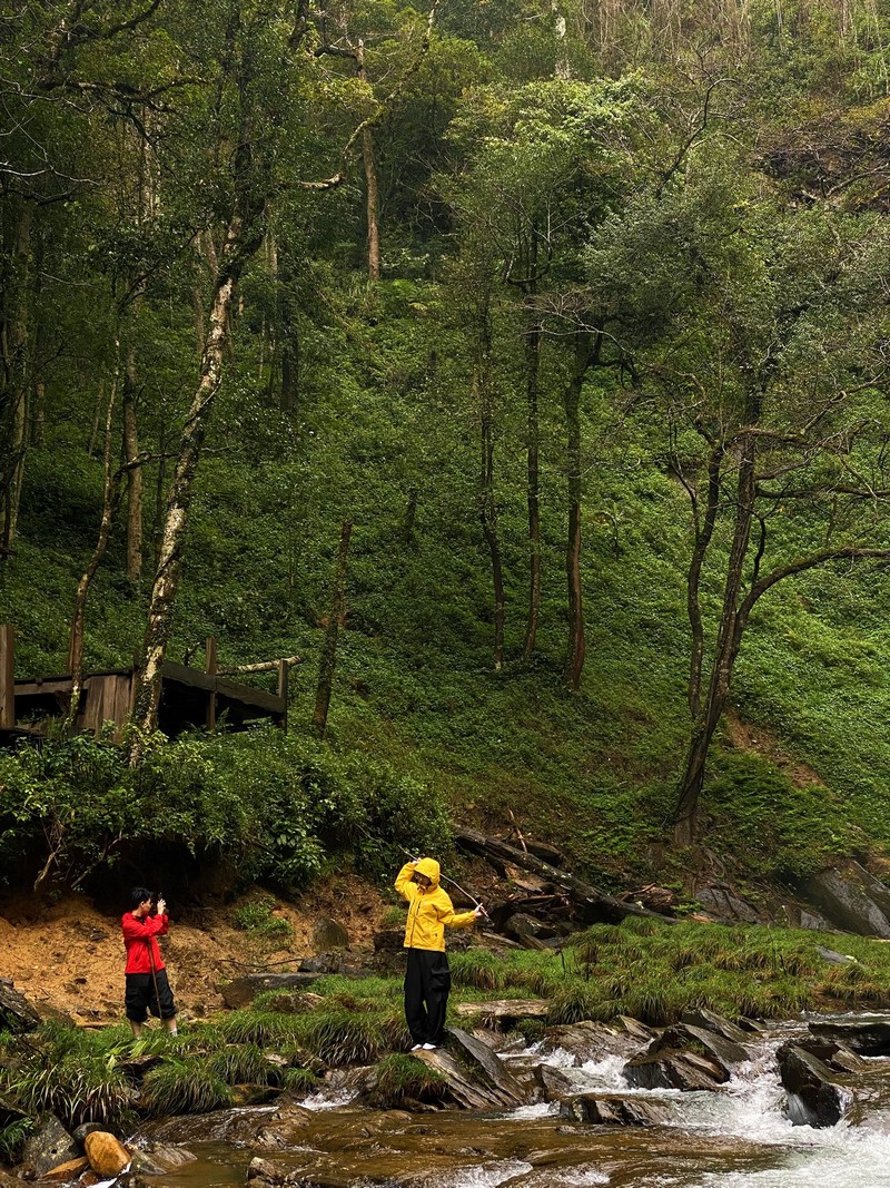 Phượt thủ khám phá thác Không Tên