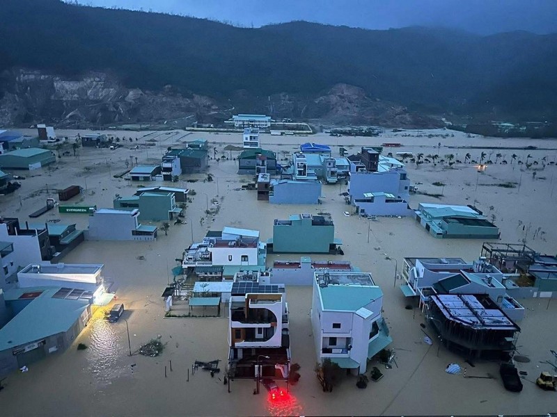 lũ lụt sạt lở hoành hành ở Nam Trung Bộ