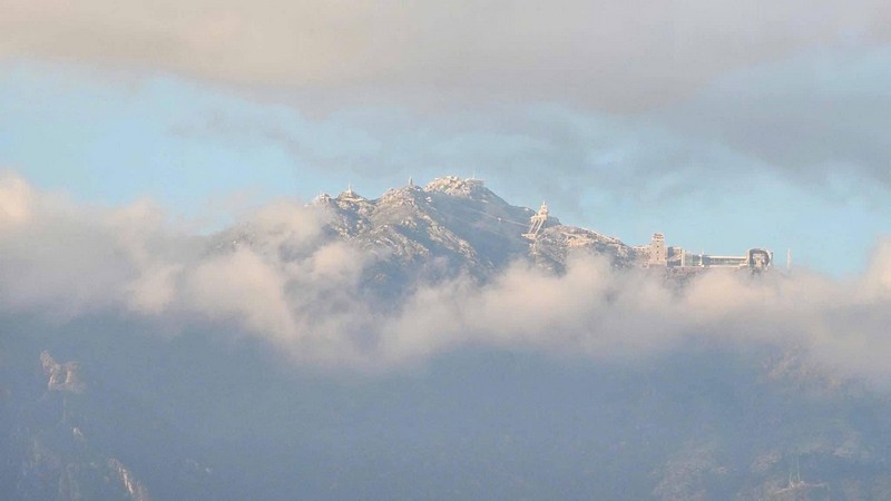 Hình ảnh băng giá phủ trắng đỉnh Fansipan