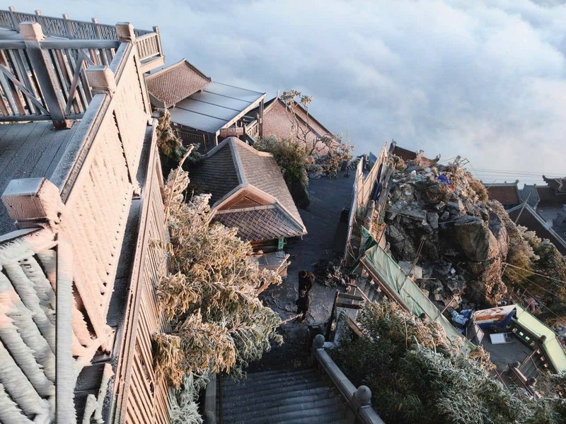 Hình ảnh băng giá phủ trắng đỉnh Fansipan