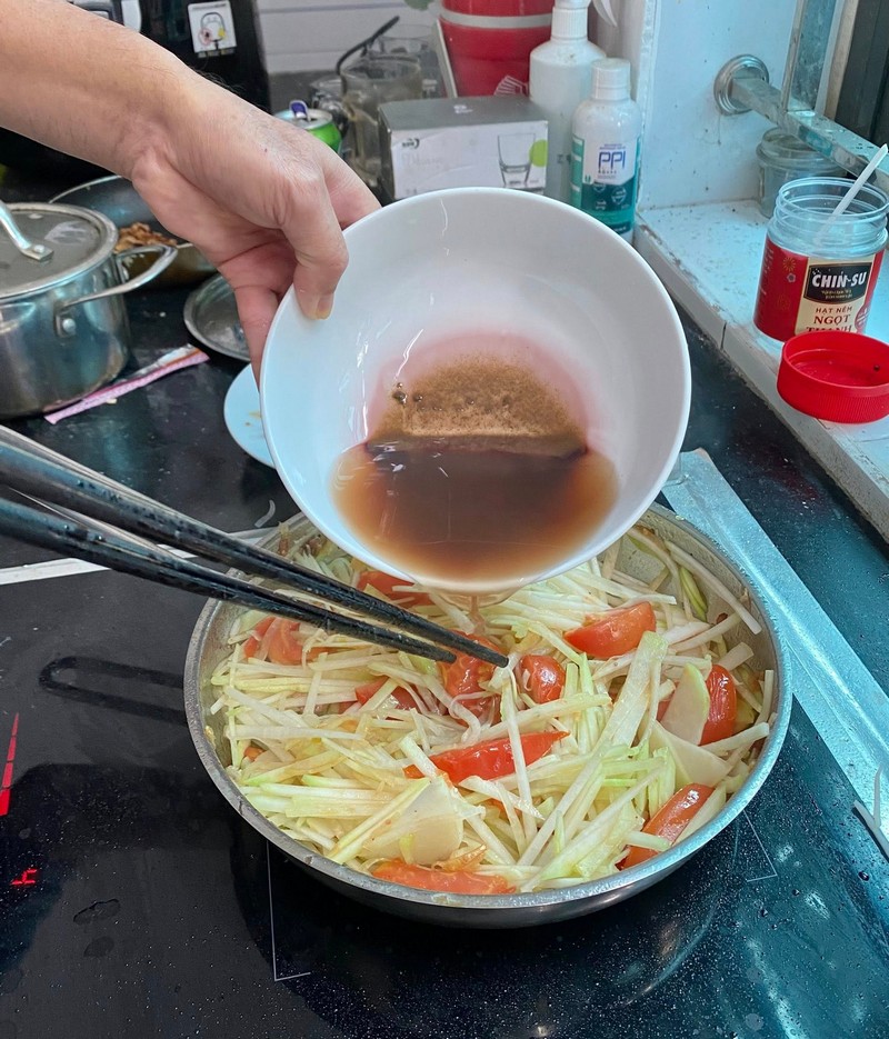 món ăn độc đáo sâu đất xào su hào