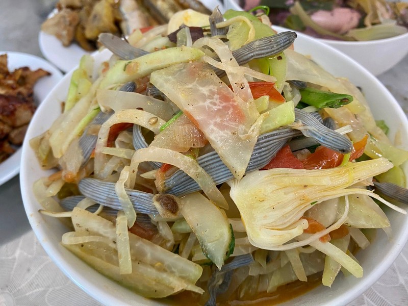 món ăn độc đáo sâu đất xào su hào