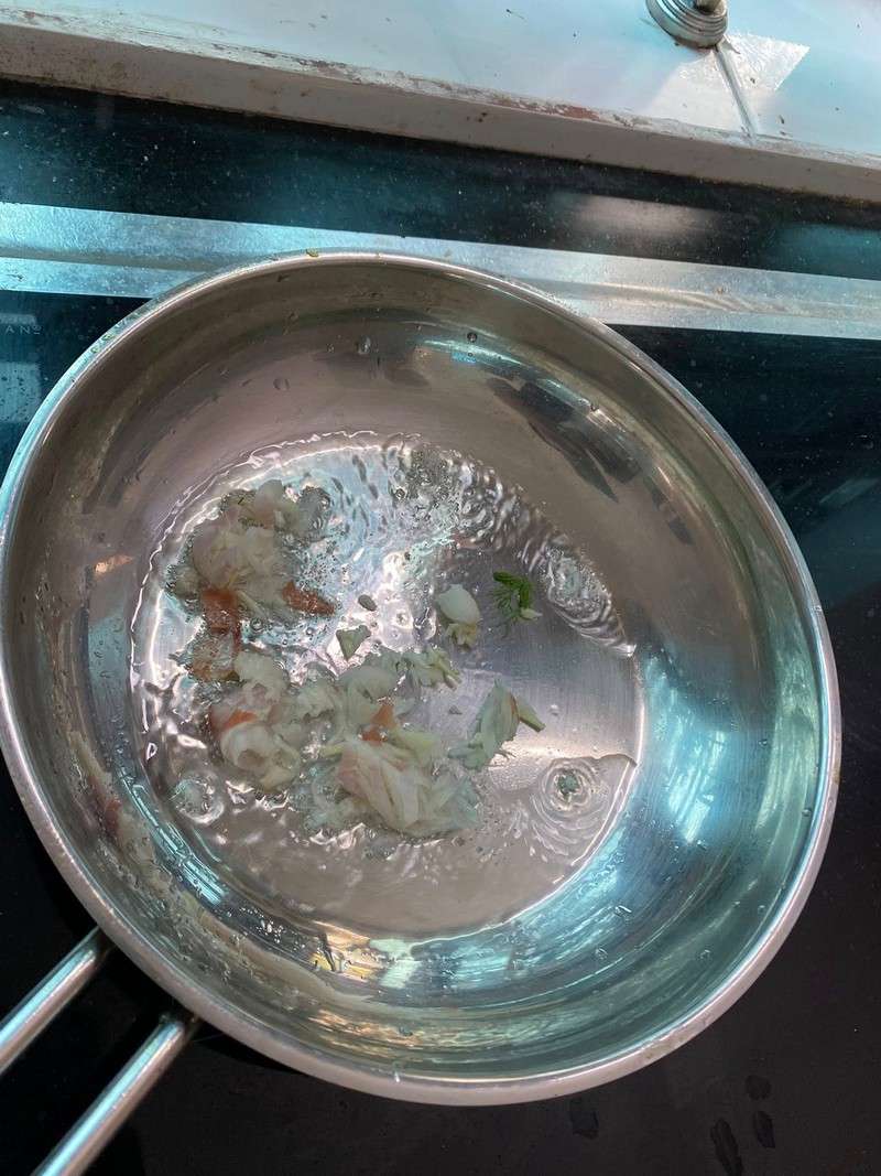 món ăn độc đáo sâu đất xào su hào