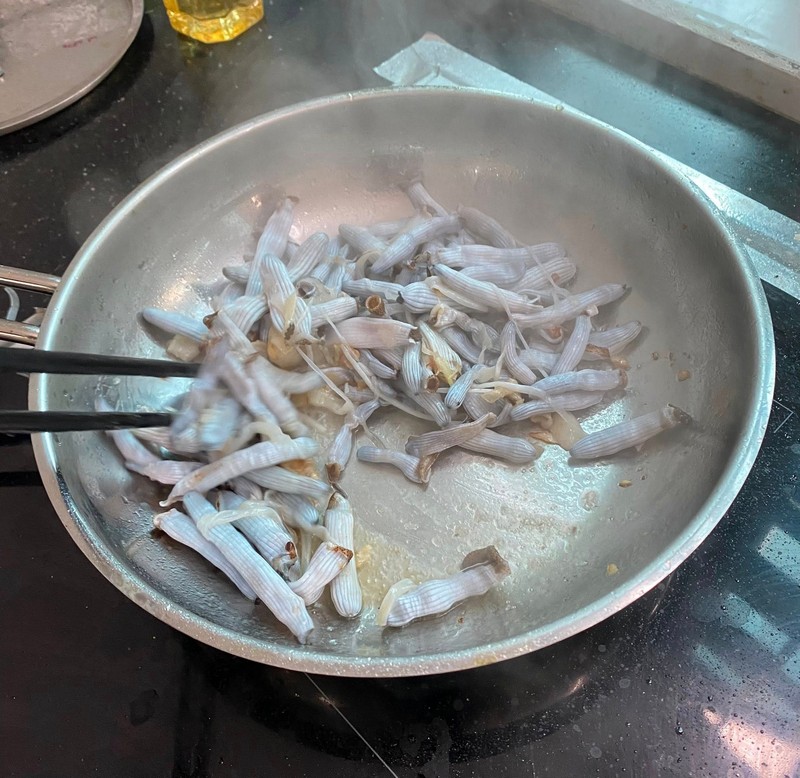 món ăn độc đáo sâu đất xào su hào