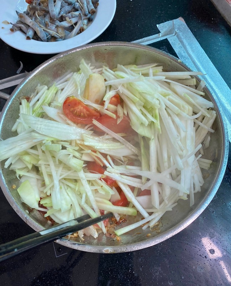 món ăn độc đáo sâu đất xào su hào