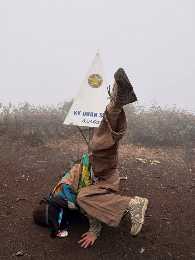 cô bạn đi leo núi cao 3.046 m