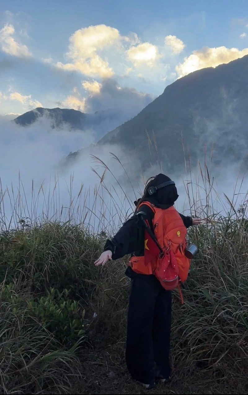 cô bạn đi leo núi cao 3.046 m