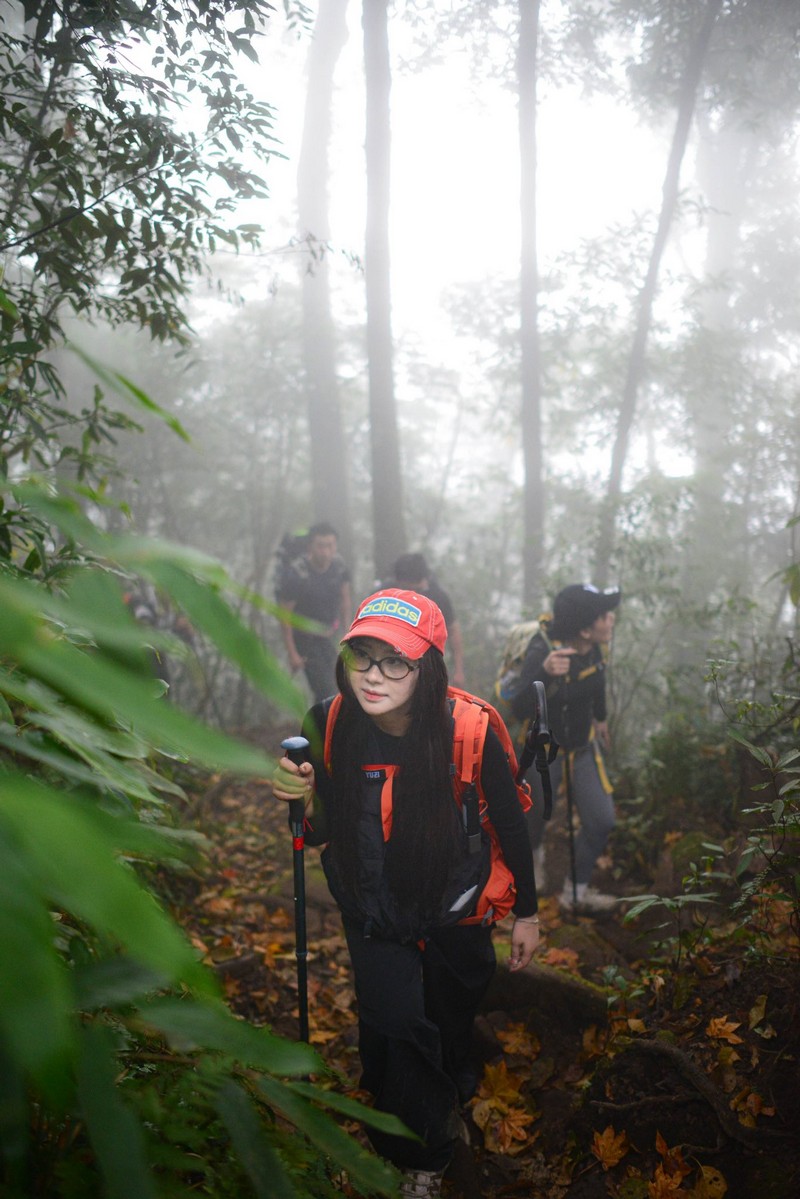 cô bạn đi leo núi cao 3.046 m