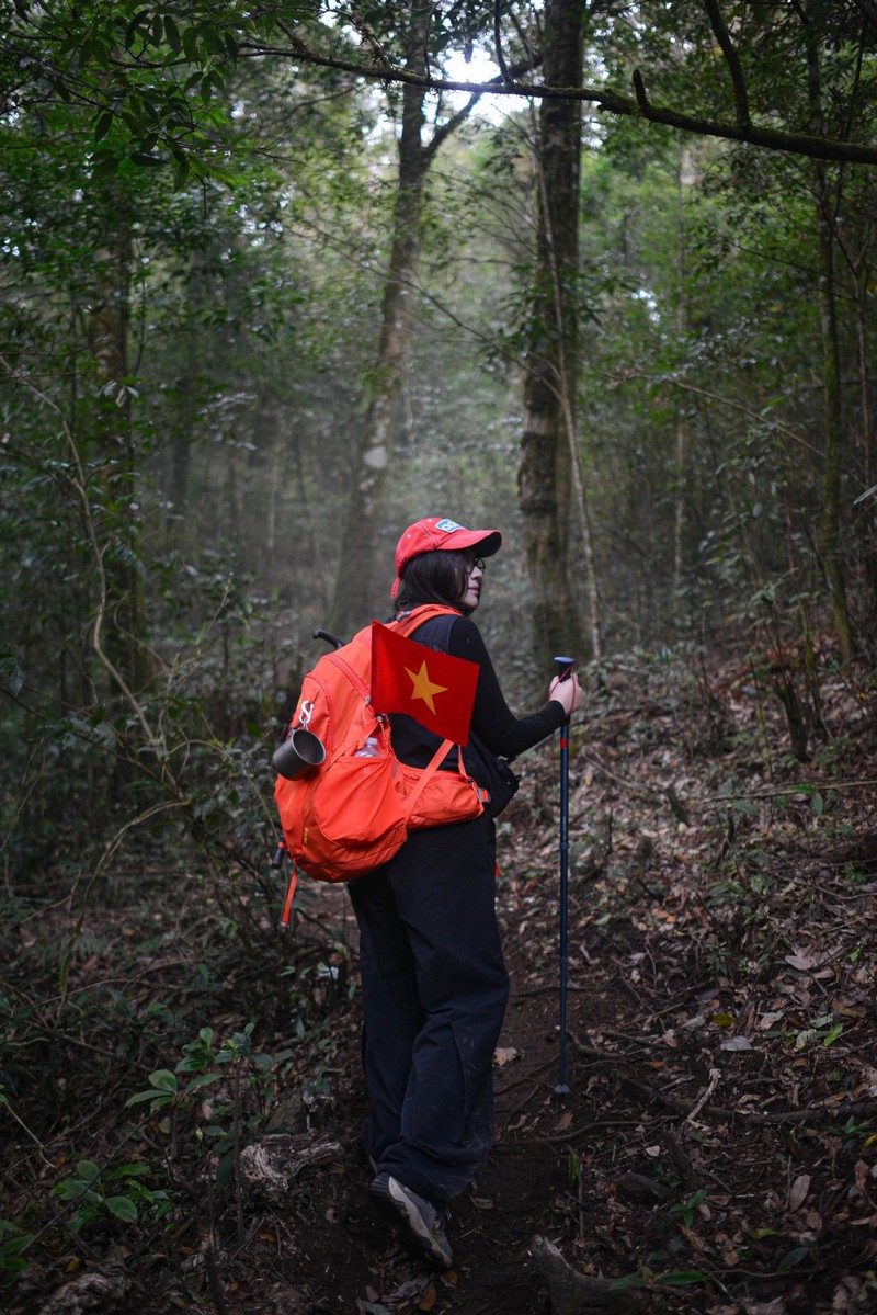 cô bạn đi leo núi cao 3.046 m