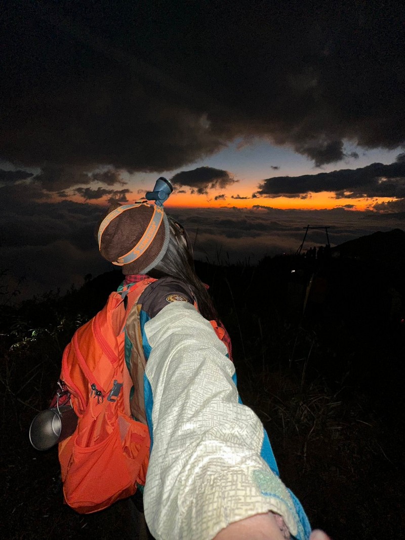 cô bạn đi leo núi cao 3.046 m