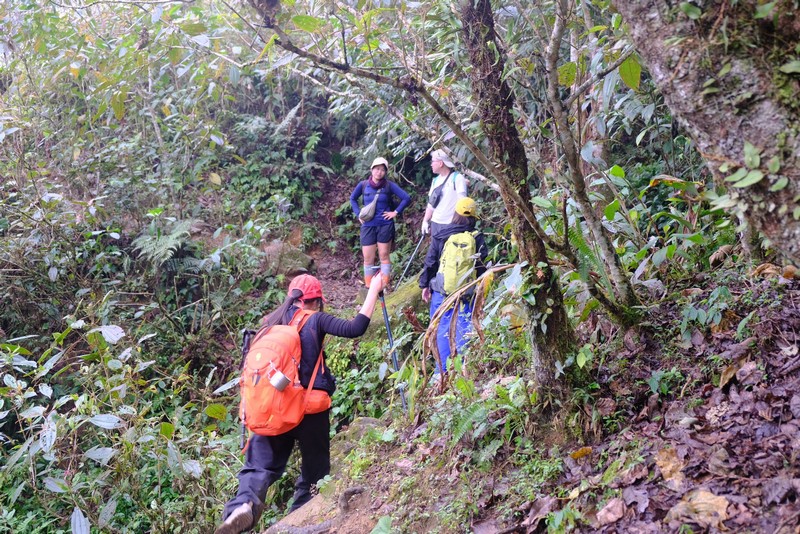 cô bạn đi leo núi cao 3.046 m