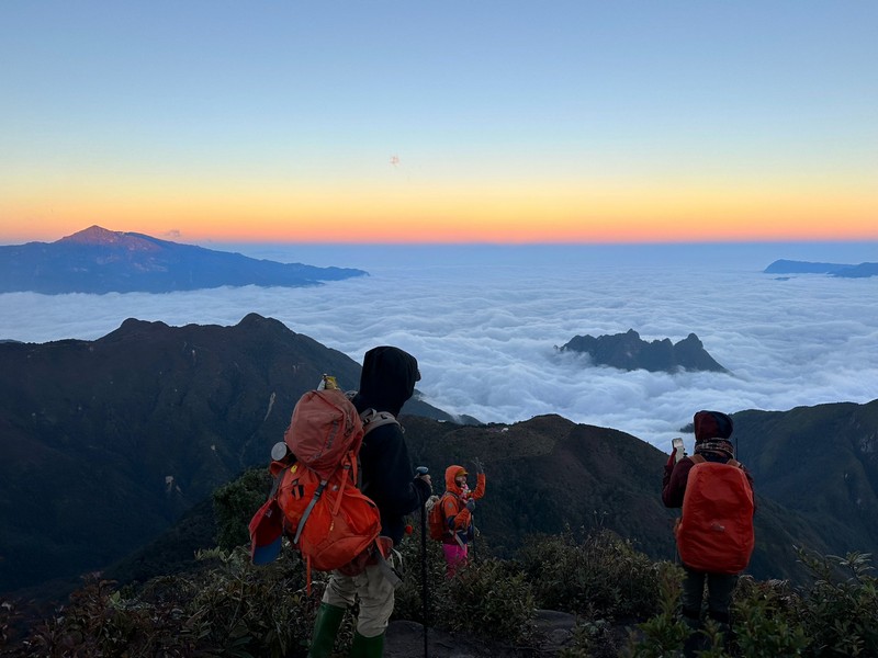 cô bạn đi leo núi cao 3.046 m