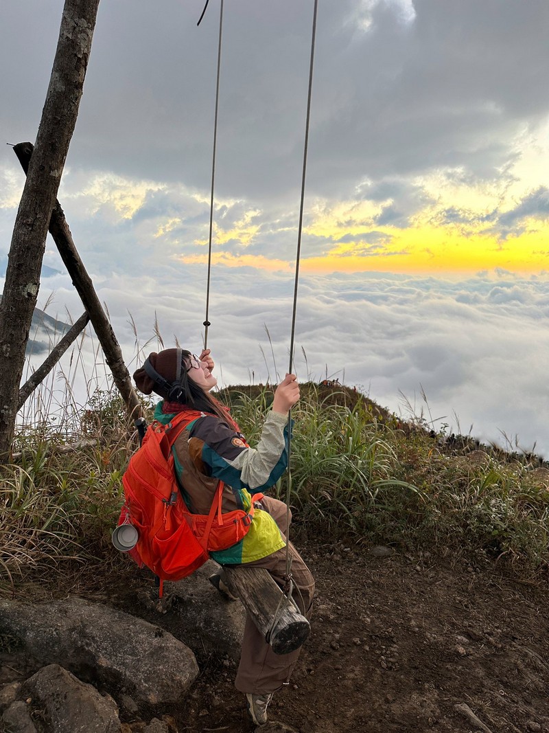 cô bạn đi leo núi cao 3.046 m