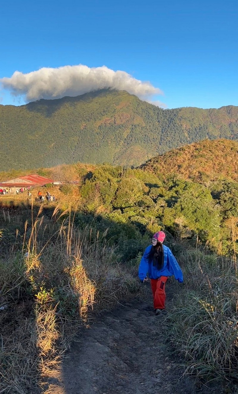 cô bạn đi leo núi cao 3.046 m