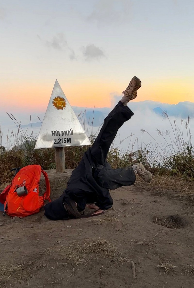 cô bạn đi leo núi cao 3.046 m